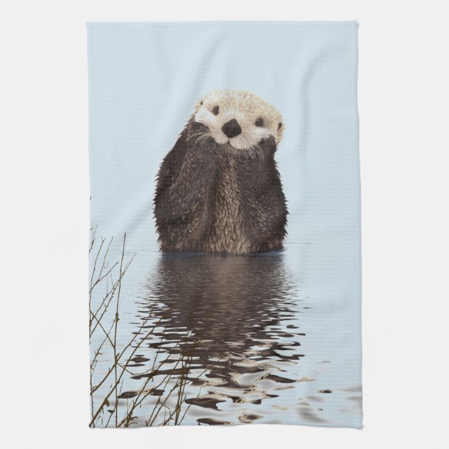 Niedlicher Otter Stehend in einem Teich hält sein  Küchentuch (Vertikal)