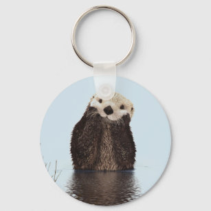 Niedlicher Otter Stehend in einem Teich hält sein  Schlüsselanhänger