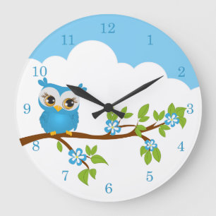 Niedlicher Owl Boy an einer Zweigmauer Große Wanduhr