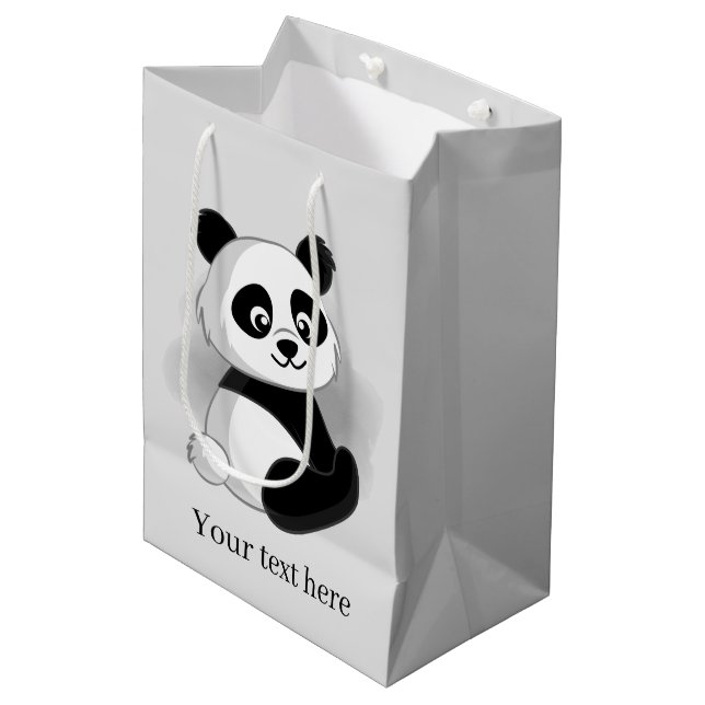 niedlicher Panda-Bär fügt Text Medium Geschenktasc Mittlere Geschenktüte (Vorderseite Schrägansicht)