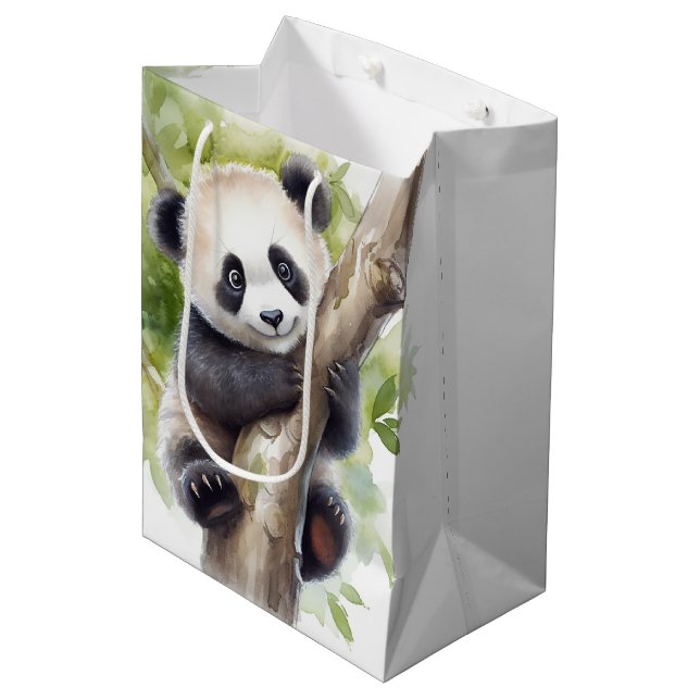 Niedlicher Panda-Bär im Baum Mittlere Geschenktüte (Vorderseite Schrägansicht)