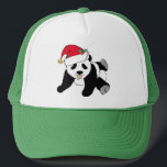 Niedlicher Panda-Bär in der Weihnachtsmannmütze Truckerkappe<br><div class="desc">Niedliche Weihnachtspandas sind ein tolles Urlaubsgeschenk für den Menschen,  der Tiere Liebe. Dieser bezaubernde schwarz-weiße Panda-Bär trägt eine rote Weihnachtsmannmütze. Ich bekomme nicht genug von den Ferien und hübschen Tiergeschenken.</div>
