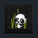 Niedlicher Panda-Bär in einem Bambushain Schmuckschachtel<br><div class="desc">Was für eine niedliche und bezaubernde Illustration eines schwarz-weißen Panda-Bären,  der zwischen den grünen Bambussteinen in einem kleinen Hain sitzt und glücklich,  freundlich und lieblich aussieht. Schwarzer Hintergrund macht diesen kleinen Panda-Pop wirklich!</div>