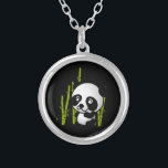 Niedlicher Panda-Bär in einem Bambushain. Versilberte Kette<br><div class="desc">Was für eine niedliche und bezaubernde Illustration eines schwarz-weißen Panda-Bären,  der zwischen den grünen Bambussteinen in einem kleinen Hain sitzt und glücklich,  freundlich und lieblich aussieht. Schwarzer Hintergrund macht diesen kleinen Panda-Pop wirklich!</div>