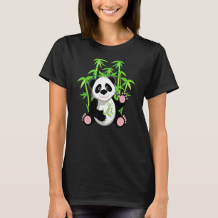 Niedlicher Panda, der Bambus im Wald isst T-Shirt