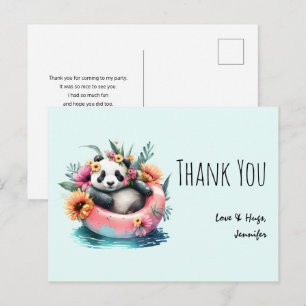 Niedlicher Panda entspannt in einem Schwimmreifen  Postkarte