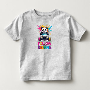 Niedlicher Panda fährt Spielzeugauto mit farbenfro Kleinkind T-shirt