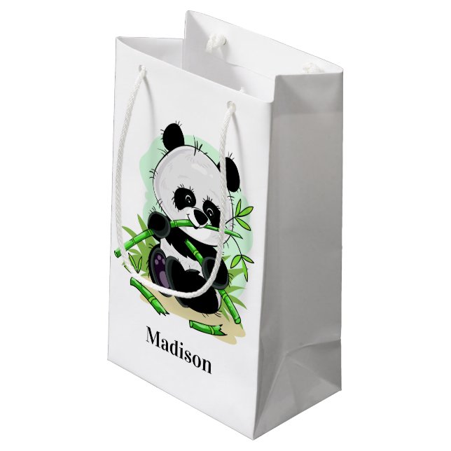 Niedlicher Panda individuelle Name kleine Geschenk Geschenktüte (Rückseite Schrägansicht)
