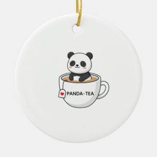 Niedlicher Panda sitzt in einer Tasse Tee Keramik Ornament