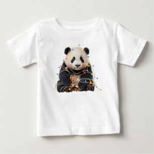 Niedlicher Panda, verheddert in Weihnachtslichtern Baby T-shirt