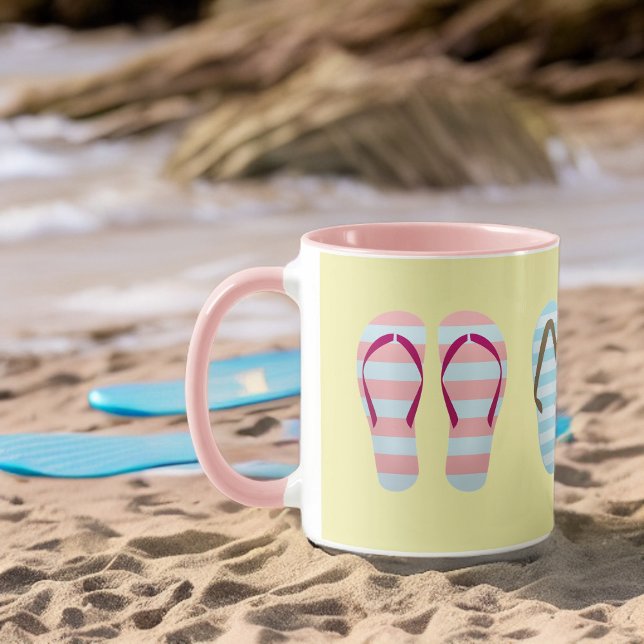 Niedlicher Pastellstreifen Flip Flops auf blassgel Tasse (Von Creator hochgeladen)