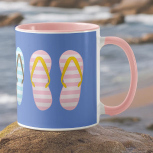 Niedlicher Pastellstreifen Flip Flops auf blau Tasse