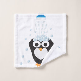 Niedlicher Penguin, der eine Dusche nimmt Waschlappen