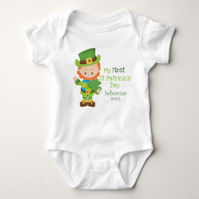 Niedlicher Personalisierter Leprechaun Erster St.  Baby Strampler (Vorderseite)