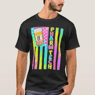 niedlicher Pharmazie-Techniker unter amerikanische T-Shirt