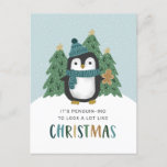 Niedlicher Pinguin Funny Pinguin Weihnachten<br><div class="desc">Diese lustige, humorvolle Weihnachtspostkarte zeigt einen handgezeichneten Pinguin, der einen Hut und Schal in aquamarinem Blau trägt. Er ist vor einigen Weihnachtsbäumen stehend und hält einen Lebkuchengebäck. Wortwörter-Text lautet: "Es ist Pinguin, viel wie Weihnachten auszusehen." Schnee fällt in den Hintergrund über einen hellblauen Himmel gibt ein gemütliches, winterliches Gefühl. Fügen...</div>