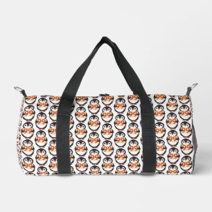 Niedlicher Pinguin hält ein Schild mit der Nummer Duffle Bag