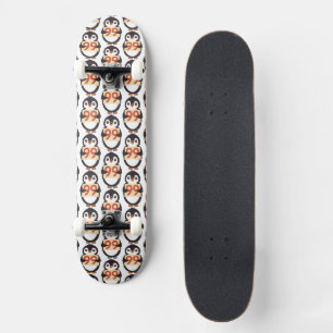 Niedlicher Pinguin hält ein Schild mit der Nummer Skateboard