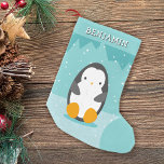 Niedlicher Pinguin im Namen des Eisblauen Cartoon Kleiner Weihnachtsstrumpf<br><div class="desc">Dieser niedliche Weihnachtsmann-Strumpf bietet einen bezaubernden Cartoon-Pinguin mit Schnee in pastellfarbenen aquamarinen Blautönen. Erleben Sie einen angenehmen Urlaubspass mit Ihrem Weihnachtsdekor oder einem hübschen Geschenk für Kinder und für alle, die Pinguine und Winter Lieben. ・ Personalisieren Sie es mit Namen oder passen Sie es weiter an - bearbeiten Sie Schriftart...</div>
