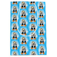 Niedlicher Pinguin im Wintersportort mit Snowballs