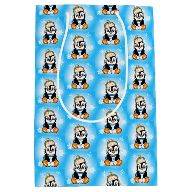 Niedlicher Pinguin im Wintersportort mit Snowballs Mittlere Geschenktüte (Vorderseite)