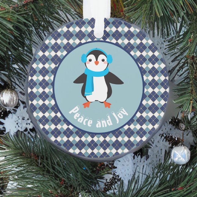 Niedlicher Pinguin mit Earmuffs Peace and Joy Ornament (Von Creator hochgeladen)