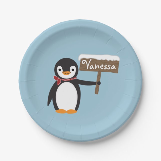 Niedlicher Pinguin mit Scarf und Holzschild Pappteller (Vorderseite)
