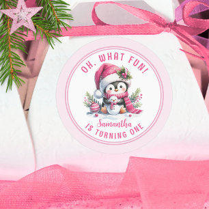 Niedlicher Pinguin Oh, was Spaß Winter Girl 1. Geb Runder Aufkleber