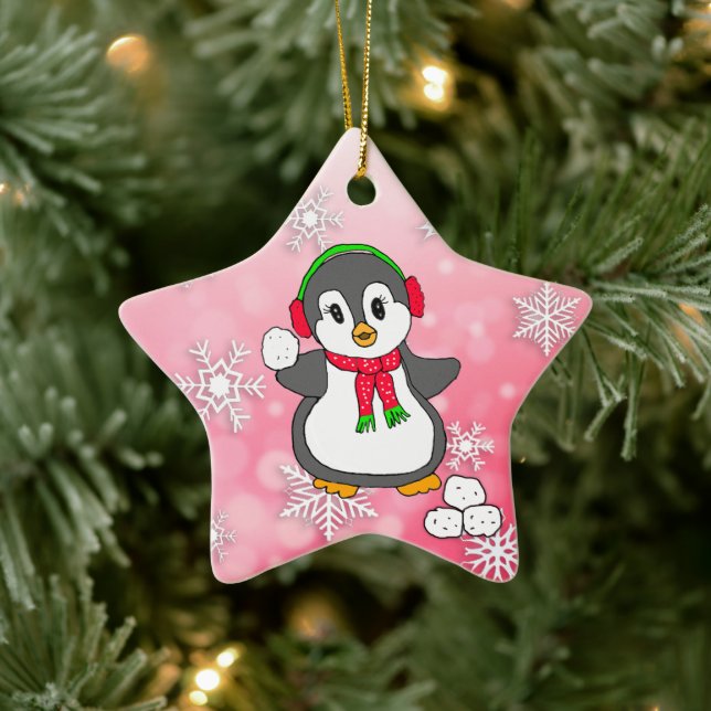 Niedlicher Pinguin Schneebälle werfen Weihnachten Keramik Ornament (Baum)
