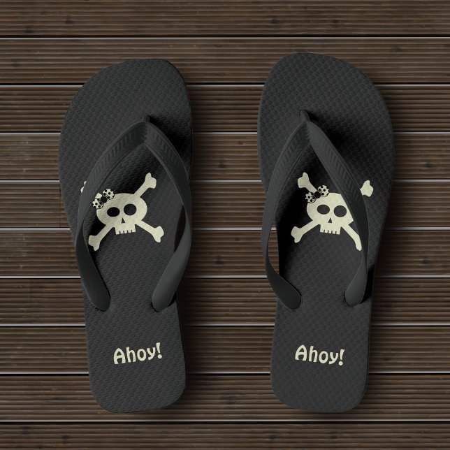 Niedlicher Piratenschädel und Kreuzbeine Custom Ah Flip Flops (☠️Ahoy! Set sail for adventure in these cute pirate flip flops ☠️)