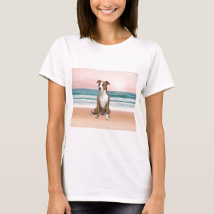Niedlicher Pitbull Hund sitzend am Strand mit Sonn T-Shirt