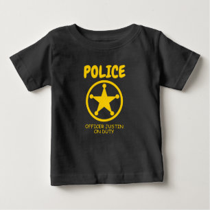 Niedlicher Polizeibeamter im Dienst Abzeichen für  Baby T-shirt