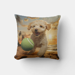 🐕 Niedlicher Poodpuppy mit Tennisbällen am Strand Kissen