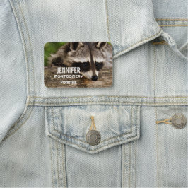 Niedlicher Raccoon-Ruhen auf einem Protokoll Namensschild