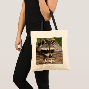 Niedlicher Raccoon-Ruhen auf einem Protokoll Tragetasche