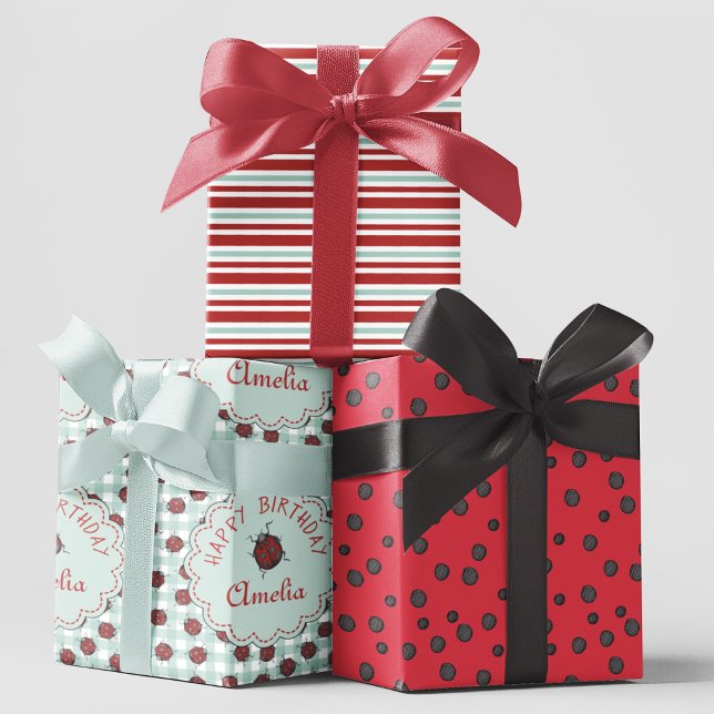 Niedlicher Red Ladybug Personalisierter Kindergebu Geschenkpapier Set (Ladybug Beetle Insect Wrapping Paper. Customized with Child's Name. Hand-Drawn Ladybugs & Black Dots)