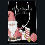 Niedlicher Red Santa Gnome mit Weihnachtsgeschenke Mittlere Geschenktüte<br><div class="desc">Personalisiert und einfach! Bewundernswertes Santa Gnome Design mit individuellem Gruß und Empfängername auf der Vorderseite,  von und givers Namen auf der Rückseite!</div>