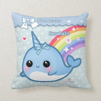 Niedlicher Regenbogen narwhal auf den weißen u. Kissen
