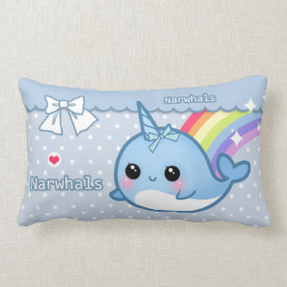 Niedlicher Regenbogen narwhal auf den weißen u. Lendenkissen