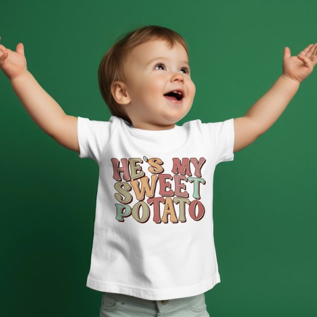Niedlicher Retro-Erntedank "He is my Sweet Potato" Baby T-shirt (Von Creator hochgeladen)