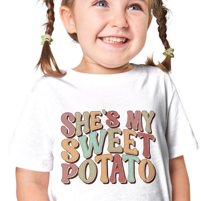 Niedlicher Retro-Erntedank "She is My Sweet Potato Baby T-shirt (Von Creator hochgeladen)