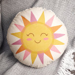 Niedlicher rosa Sonnenschein Lächeln Gesicht Rundes Kissen<br><div class="desc">Dieses reizende,  dekorative Kissen mit einem handgezeichneten Sonnenscheindesign in goldgelb,  rosa,  orange,  pfirsichfarben und lila auf einem cremefarbenen Hintergrund. Ideal für ein Kinderzimmer oder ein kleines Mädchenzimmer!</div>