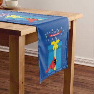 Niedlicher roter Kardinal mit blauem Geschenk Mittelgroßer Tischläufer