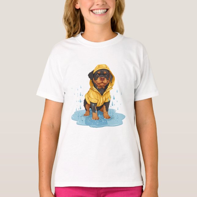 Niedlicher Rottweiler-Hund mit Regenmantel T-Shirt (Vorderseite)