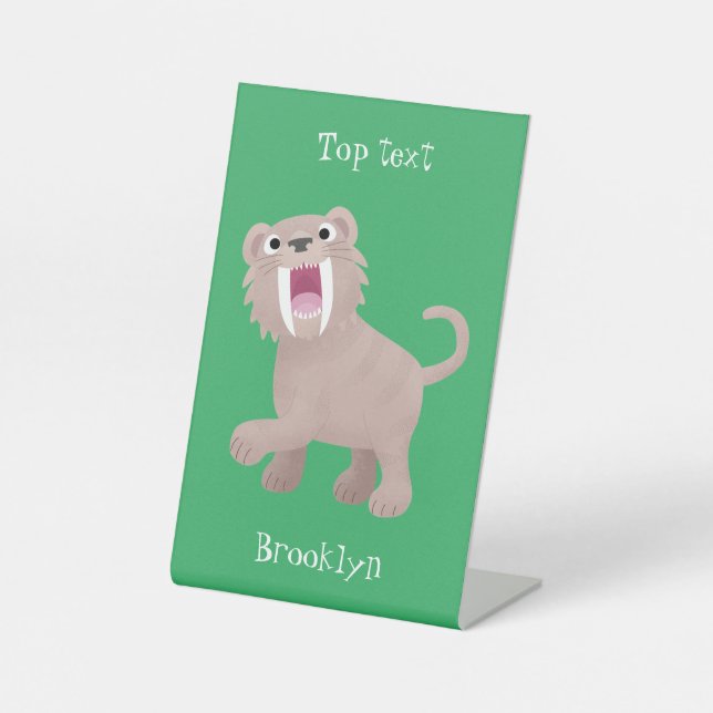 Niedlicher Säbeltoothy Tiger Smilodon Cartoon Sockelschild (Vorderseite)