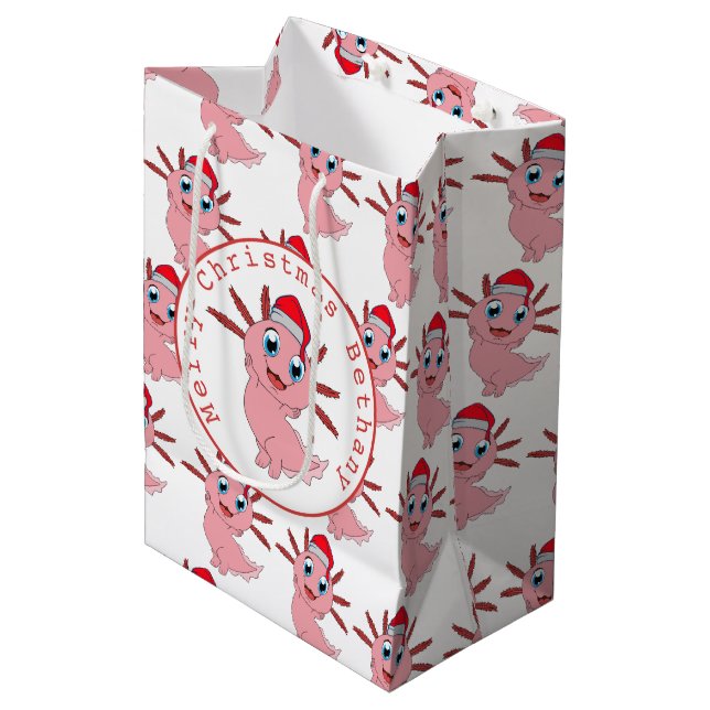 Niedlicher Santa Axolotl Name Frohe Weihnachten Mittlere Geschenktüte (Vorderseite Schrägansicht)