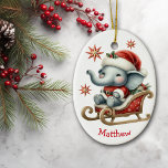 Niedlicher Santa Elephant Sleigh Kinder Weihnachte Keramik Ornament<br><div class="desc">An der Vorderseite dieses niedlichen Weihnachtsschmucks sitzt ein bezaubernder Panda-Babybär in einem roten und goldenen Schlitten. Er trägt eine rot-weiße Weihnachtsmannmütze und einen santa Anzug. Rote und goldene Ziersterne sind verstreut, und Ihr individuelle Name ist unten. Die Rückseite des Ornaments hat eine frohe Weihnachtsbotschaft und Ihre Unterschrift. AI generative Inhalte....</div>
