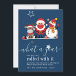 Niedlicher Santa Reindeer Snowman 2020 Skript Weih<br><div class="desc">Passen Sie diese niedliche Weihnachtskarte "Was für ein Jahr" mit Ihrer eigenen Nachricht an oder löschen Sie sie,  indem Sie oben auf den Button "Personalisieren Sie das" klicken. Erleben Sie dieses Jahr mit dieser niedlichen und lustigen Karte Weihnachtsjubiläum</div>