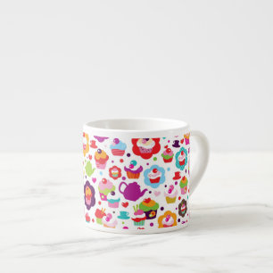 Niedlicher Schalenkuchen und Teetopf Espressotasse