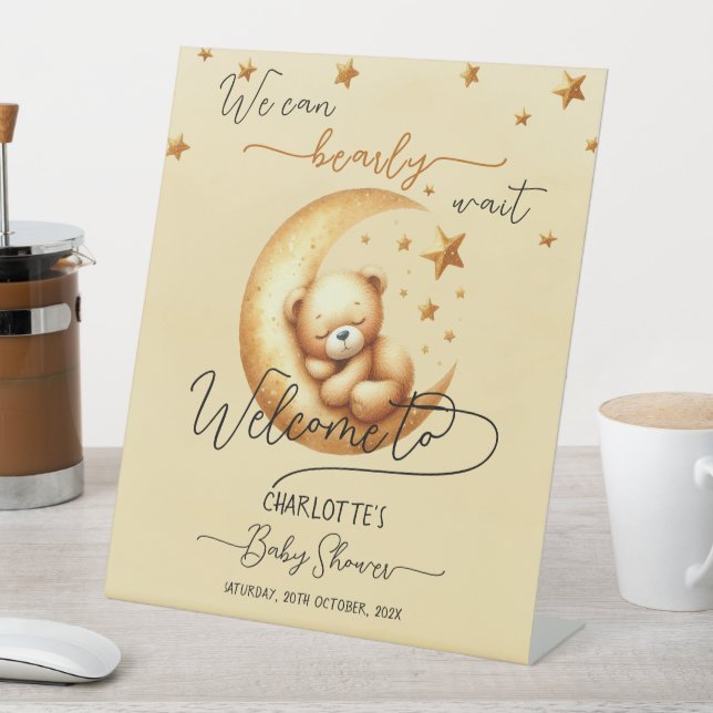 Niedlicher Schlafbär auf der Mond Babydusche Empfa Sockelschild (In Situ)